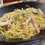 キッチン ブルー グローブ - キノコとベーコンのパスタのあつ