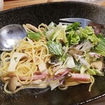 キッチン ブルー グローブ - ソースを残したくないのでサラダを乗せます