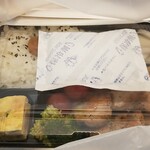 キッチン ブルー グローブ - 日替りランチ、鶏もも肉とハープのマリネ焼き、保冷剤も付けてもらいました！