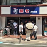 肉そば 藤七 - 店舗前の行列