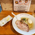 アルセントロ - 冷たい塩ラーメン¥850+柚子だし半熟卵¥100
            傍らには櫛切りレモンと柚子胡椒