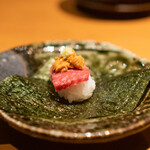 神楽坂 囲炉裏 肉よろず - 雲丹肉の手巻き