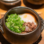 神楽坂 囲炉裏 肉よろず - 本日の土鍋ご飯  もも、ランプ、イチボ、 九条葱、 温泉卵