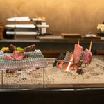 神楽坂 囲炉裏 肉よろず - 炭火原始焼き