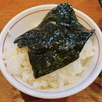 ラーメン 末廣家 - ライスに海苔をのせて…