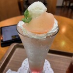 Kafe Mirano - クリームの上に白桃シロップ煮、アイスクリーム