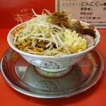 麺でる - 大ラーメン、にんにく、やさい、魚粉