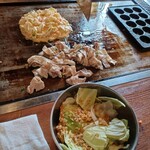 宇都宮 もんじ - お好み焼きを焼いています。