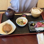 とみた - ぶり煮付けと刺身定食1200円