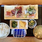 魚作 - 料理写真:刺身盛り定食 （ご飯少なめ）　１３００円　(2023/08)