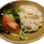 含咸牛肉的热土豆沙拉Potato salad with corned beef (Hot