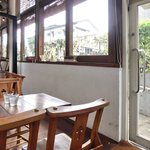 まちのパーラー - 店内のテーブル席の風景です