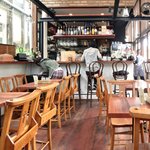 まちのパーラー - 店内のテーブル席の風景です