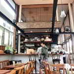 まちのパーラー - 店内のテーブル席の風景です