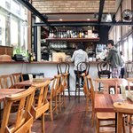 まちのパーラー - 店内のテーブル席の風景です