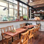 まちのパーラー - 店内のテーブル席の風景です