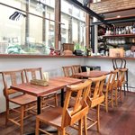 まちのパーラー - 店内のテーブル席の風景です