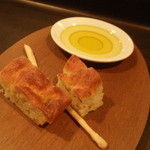 フォカッチャ、グリッシーニとオリーブオイル