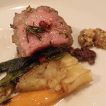 Felicelina - スペイン産　イベリコ豚骨付きロース　炭火焼き　万願寺とうがらしとEXVオイルの香り；取り分けて