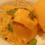 Felicelina - 完熟マンゴープリンとジェラート　ヨーグルトソース；アップ