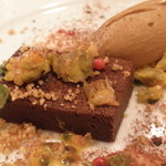 Felicelina - チョコレートケーキ　スパイスとナッツの香り　キャラメルのジェラートとパッションフルーツ添え