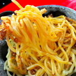 神明 - にんにくラー油を中太麺とよく絡めます