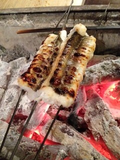 saketosakananaya - 肉厚な穴子を炭火で焼いて旨みを閉じ込めました。塩かわさびでお召し上がりください！日本酒との相性◎