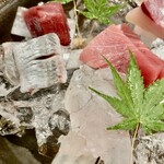 しんのすけ - 【上から時計まわり】
      戻りかつお、生本まぐろ_中とろ、こち、いわし