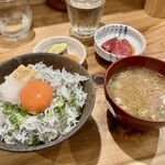 しんのすけ - 釜揚げしらす丼(ぬかづけ、みそ汁付)、まぐろヅケ(サービス品)