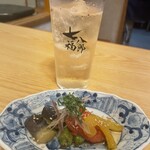 Sumibi To Sake To Sakana Shichifuku Hachirou - 漬け込みジン（黒胡椒）とお通し（野菜の揚げ浸し）