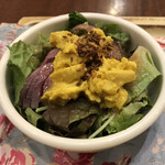 Roiyaru Hosuto - コロネーションチキンサラダ
                        ロイホのサラダで不味いものに当たった事が無い…
                        このサラダも具沢山でとってもおいしいです。