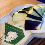 魚酒場 二つめ - 水茄子刺。野菜の甘さが美味しいです。