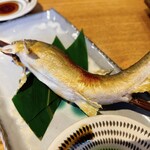 魚酒場 二つめ - 鮎の塩焼。骨も全て食べました。美味しかったけど、鰯の塩焼きの方がさらに美味しかった。