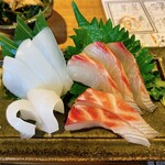 魚酒場 二つめ - 真鯛とアオリイカ。アオリイカも美味しかったけど、真鯛が肉厚で、甘さが感じられて美味しかった。