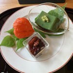 日本料理菊哉 - ホオズキの中は、ずいき
                                　　　　タコ煮付けとよもぎ豆腐、よもぎ豆腐の味付けが最高に美味しかったです。