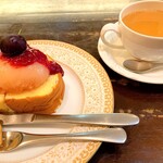 森のらくだ - 桃のロールケーキ、ミルクティー