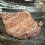 Yakiniku Horumon Ryuunosu - 厚切上塩たんはその名の通り厚切りでサクコリっとした食感で塩をつけていただきました。