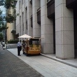 モトヤエクスプレス - 日銀通り沿いが工事中のため、郵便局側に移動中。