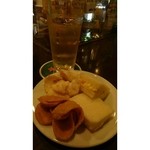 ホワイトラベル - 扇町「得一」で立ち飲んだ後、止まり木にアーリーチェックイン。
      朝イチの重たい会議も無事終了し、一人でまったり。
      スタッフの週末旅行の淡路島土産のたこせんべいがいつもの卵サンドにオン(´ｰ｀)