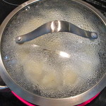 ぎょうざの宝永 - ④煮立ってから４～５分で水を捨てます。