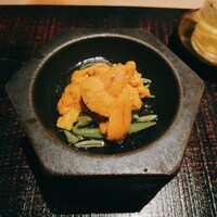 春吉くじら - 北海道の赤雲丹と翡翠茄子、秋田の蓴菜、出汁のジュレ