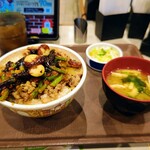 すき家 - 黒マー油ダブルニンニク牛丼 大盛＋つゆだく おしんこセット990円