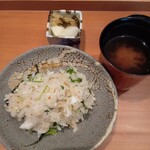日本料理 晴山 - 鱸と鳴門産海苔の土鍋ご飯、赤出汁、漬物