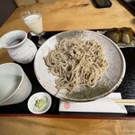 蕎麦と料理 徳造 - “ざる蕎麦”と“鯖寿司”。意外、左上は冷製ビシソワーズ”！蕎麦はほぼ10割とか。産地は聞き逃しましたが、育まれた大地の香りをほんのり感じ、蕎麦好きには堪らない土の風味感じる一皿です。