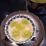 日本料理 晴山 - 桃ソースとミルクプリン、シャインマスカット添え