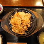 季彩膳 酔心 - 熱々の鉄板で、最後まで熱いままいただくことができます。