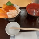 海鮮処 魚屋の台所 - サーモン・帆立・いくら・蟹丼