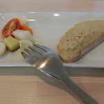 トゥルモン - 前菜　：　地野菜のピクルスと鶏レバーペースト。良いですよね～散々言ってますが前菜が美味いとメインへのワクワク感もマシマシ☆