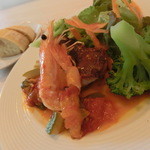 トゥルモン - メインA　：　油子と天使の海老のポワレ　油子はアイナメのことですね、嫁のをちょっと味見しました。ソースは魚介が効いて美味かった～。