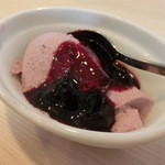 トゥルモン - デザート　：　ムースと自家製ジャム　酸味が鮮やかなのは市販のでは味わえませんよね。